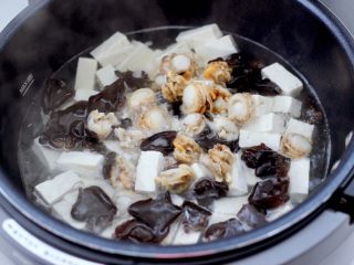 11、海鲜木耳豆腐羹,时间到加入焯水后的扇贝肉。