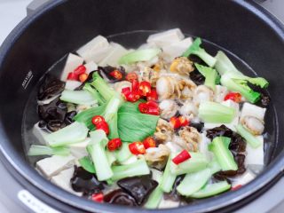 12、海鲜木耳豆腐羹,加入小油菜和切碎的小米辣。