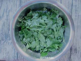 1、蒸芹菜叶,摘下的芹菜叶洗净沥干水份