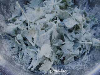 6、蒸芹菜叶,拌匀至于没有干粉，每片芹菜叶都裹粘上干粉