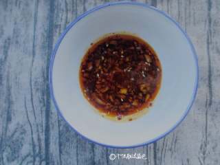 9、蒸芹菜叶,生抽、醋、白砂糖、香油、辣椒油与蒜泥调匀