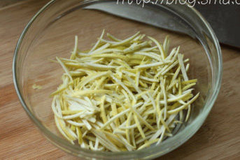 3、蜂蜜柠檬柚子茶,将柚子皮切成细丝，越细越好