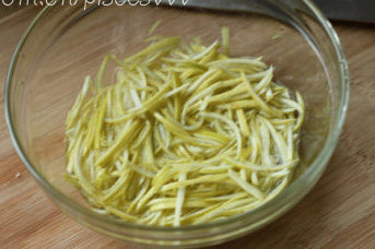 4、蜂蜜柠檬柚子茶,在碗中加一小勺盐，放入少许水，将柚子皮腌制半小时