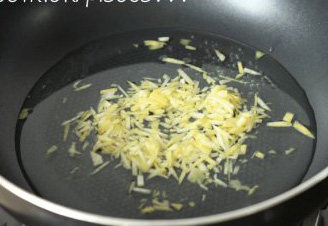 8、蜂蜜柠檬柚子茶,将柠檬皮倒入锅中，加入适量水，中火煮至变软