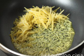 12、蜂蜜柠檬柚子茶,将之前煮好的柚子皮倒入步骤8中的锅内