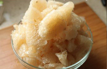 10、蜂蜜柠檬柚子茶,柚子剥出柚子肉撕成小块