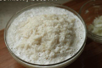 14、蜂蜜柠檬柚子茶,用勺子翻拌均匀后放入适量冰糖