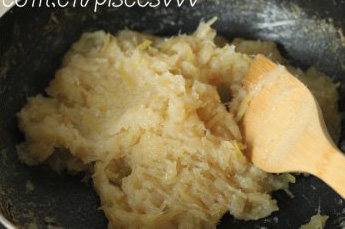 15、蜂蜜柠檬柚子茶,大火煮开后转小火慢熬，熬至黏稠，柚皮金黄透亮即就可以了