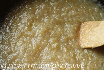 17、蜂蜜柠檬柚子茶,搅拌均匀后就做成蜂蜜柚子茶了，装入密封罐入冰箱保鲜层存放，喝的时候用温水冲一下即可。