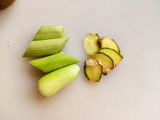 4、排骨煲,葱切段，姜切片，