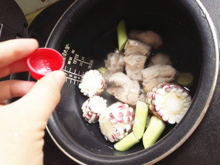 7、排骨煲,再放入排骨和玉米，接着倒入3滴米醋，