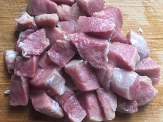 2、海参猪肉汤,猪肉切块