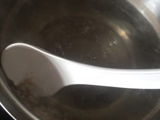 5、海参猪肉汤,焯猪肉的水，撇去浮沫