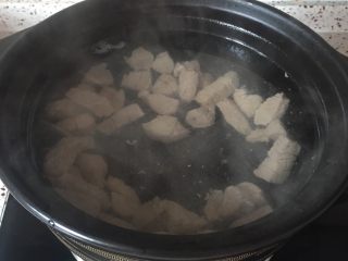 6、海参猪肉汤,加入砂锅中