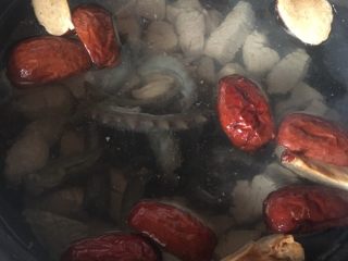 10、海参猪肉汤,加入海参