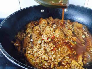 9、花刀马口鱼,开大火置锅，锅里留一点底油，放入煎好的马口鱼，烹入图5备好的料汁，待汁水开锅后，端住锅柄晃动锅子，避免粘锅糊底，还要用铲子往鱼身上淋酱汁，加速鱼入味，当酱汁收至浓稠即可出锅，关火。