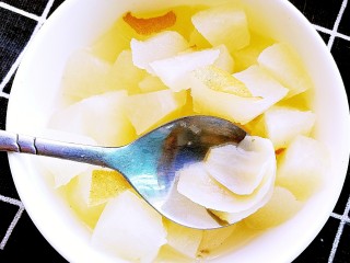 1、秋季易燥，炖百合来滋养,百合滋养方之一，雪梨冰糖百合症对秋季燥热咳嗽