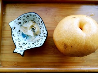 2、秋季易燥，炖百合来滋养,百合雪梨洗净