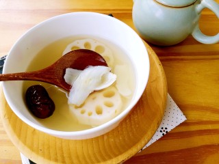 8、秋季易燥，炖百合来滋养,百合清肺去热、莲藕健脾去湿，正适合秋季滋阴健脾胃。