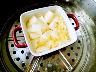 11、秋季易燥，炖百合来滋养,银耳洗净切丁，加入冰糖，放入高压锅中炖半小时。