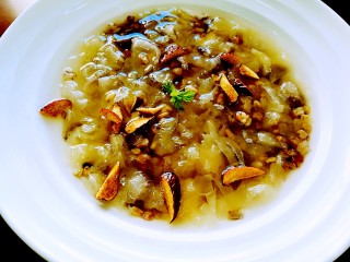 13、秋季易燥，炖百合来滋养,放凉后加入蜂蜜，这一碗银耳雪梨百合羹，润滑细腻甘甜，滋阴润燥，滋养机体，预防秋季燥热咳嗽。