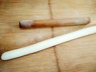 11、韭菜盒子,搓成长条。