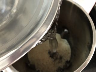 4、蕃茄鸡蛋饼+花生芝麻浆,倒入清水