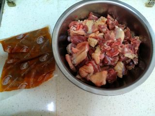 1、酸萝卜老鸭汤煲,把所有材料准备好。