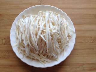 4、凉拌手撕杏鲍菇,杏鲍菇洗净后用手撕成细条