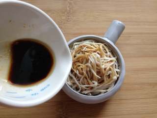 10、凉拌手撕杏鲍菇,把之前兑好的调料汁淋入杏鲍菇中