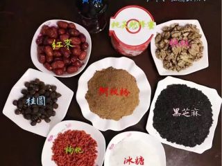 1、纯手工自制阿胶糕,把所有材料都备齐。注：阿胶、冰糖磨成粉（阿胶可以在买的地方叫店家帮磨成粉）；核桃、黑芝麻烤熟；红枣、桂圆去核备用。