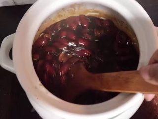 2、纯手工自制阿胶糕,熬阿胶：先把黄酒倒进砂锅（要是没有砂锅，用不沾锅也可以的）里，把阿胶粉放入泡一小会，开小火，木铲不停往一个方向搅拌，让阿胶粉遇热融化后加入冰糖粉，待冰糖溶化后依次放入桂圆肉、红枣、枸杞。每倒入一种搅拌均匀后再倒入下一种，一定要不停的搅拌，免得糊锅。