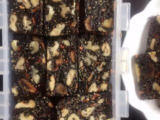 5、纯手工自制阿胶糕,大功告成，放冰箱冷藏慢慢吃，一天也不要多吃，早晚各两片。