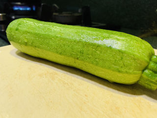 1、西葫芦炒虾仁,西葫芦一个洗净