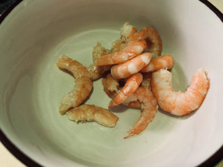 5、西葫芦炒虾仁,剥壳的虾仁，再用清水冲一下