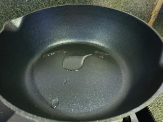 7、西葫芦炒虾仁,锅再加食用油