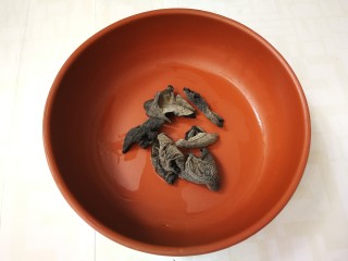 1、芹菜炒木耳,黑木耳干提前两小时放入冷水泡发