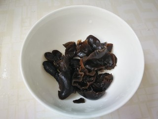 2、芹菜炒木耳,摘掉蒂清洗干净