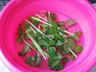 4、芹菜炒木耳,重新一下,浸泡五分钟洗净