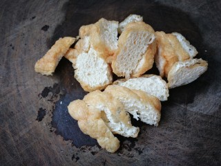 7、芹菜炒木耳,切成片