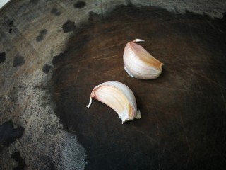 8、芹菜炒木耳,蒜瓣剥去皮