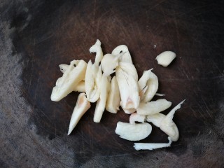 9、芹菜炒木耳,拍松切成片