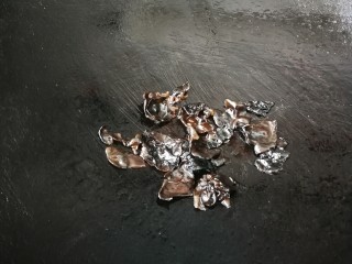 10、芹菜炒木耳,锅中放入少许油,放入黑木耳煸炸至软盛出来