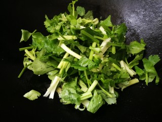 12、芹菜炒木耳,放入芹菜