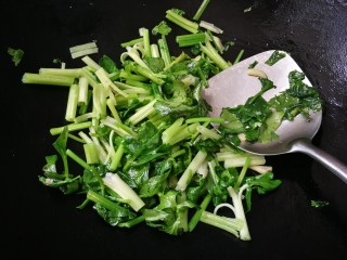 13、芹菜炒木耳,翻炒片刻