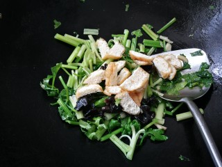 15、芹菜炒木耳,放入豆泡