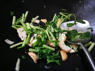 16、芹菜炒木耳,翻炒俩下
