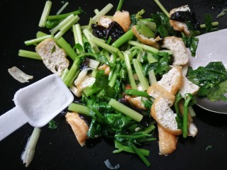 17、芹菜炒木耳,放入半小勺盐