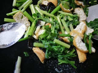 18、芹菜炒木耳,放入半小勺糖