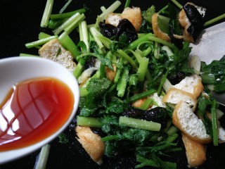 19、芹菜炒木耳,放入一勺生抽翻炒均匀